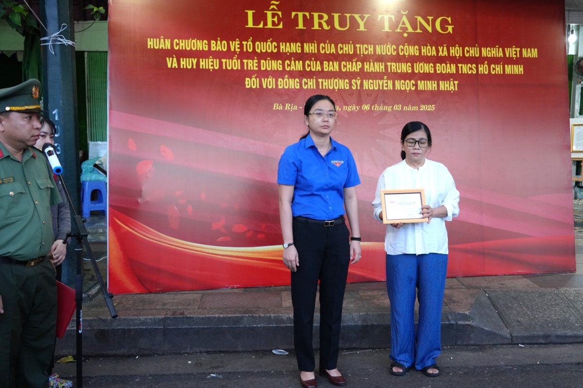 Truy tang Huy hieu Tuoi tre dung cam cho chien si cong an hi sinh khi lam nhiem vu o Vung Tau. Anh: Thanh An