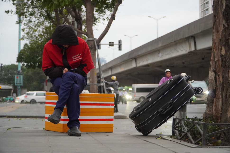 Cold air strengthens, people go to work in cold air