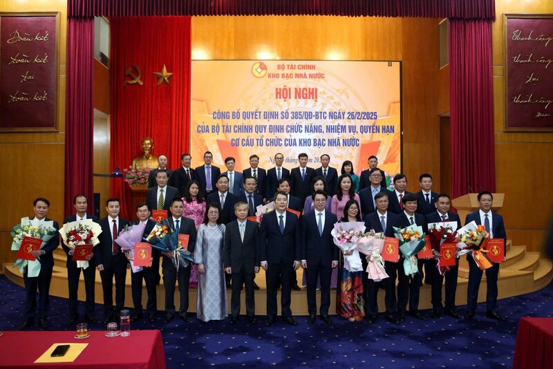 The Deputy Minister of Finance, the State Treasury leadership, and leaders of the State Departments and Treasures in the area took souvenir photos. Photo: Duc Minh.