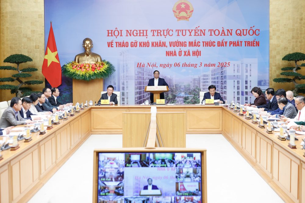 Politburo member and Prime Minister Pham Minh Chinh chaired the conference to remove difficulties and obstacles, and promote the development of social housing. Photo: VGP/Nhat Bac