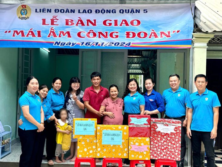 Representatives of the Ho Chi Minh City Labor Federation and District 5 Labor Federation handed over the "Union Shelter" to Ms. Nguyen Thi Thuy My's family. Photo: Duc Long