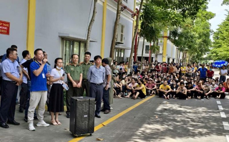 Thanh Hoa Trade Union officials propagate to workers at a collective work stoppage in the area. Photo: Quach Du