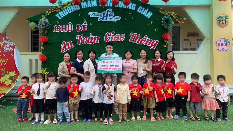 Many educational equipment for teaching and learning activities were donated to Truong Cuong Gian students. Photo: Green School.