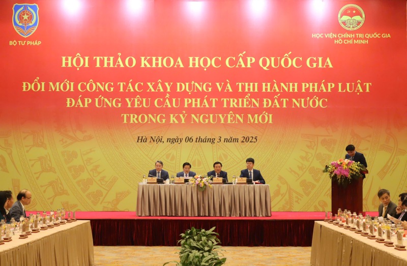 Conferencia Nacional Cientifica "Renovando el pensamiento y la aplicacion de las leyes para satisfacer las necesidades de desarrollo del pais en la nueva era". Foto: Bui Hang
