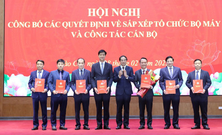 Lao Cai mobilizes and appoints 7 directors of departments after the arrangement and merger. Photo: Lao Cai Portal