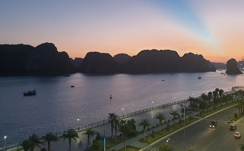 1,200 female cadres, workers, civil servants and laborers of TKV will perform in traditional ao dai on the shore of Ha Long Bay. Photo: Nguyen Hung