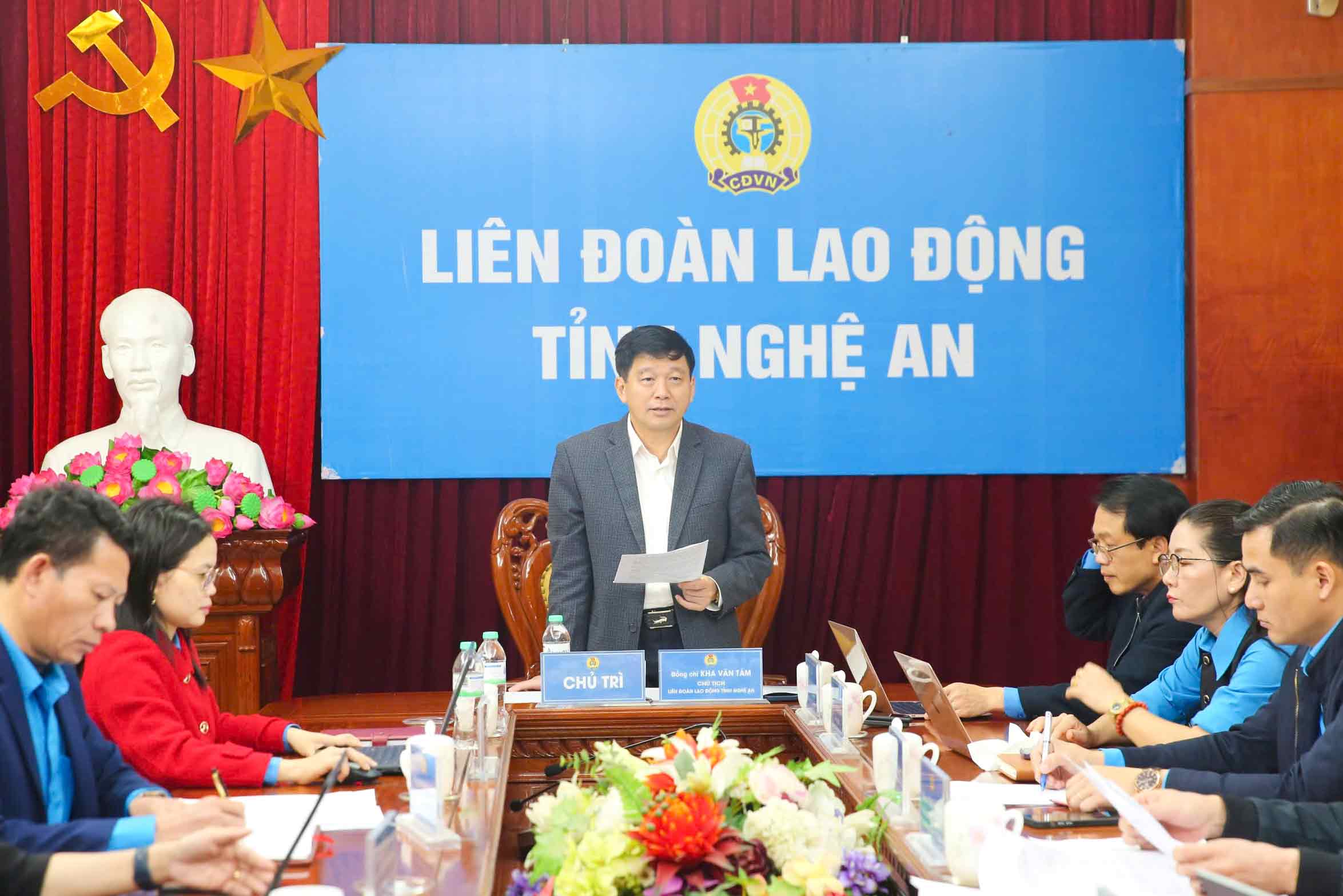 Mr. Kha Van Tam - Chairman of Nghe An Provincial Labor Federation chaired the Standing Committee Conference, 16th session, 2023 - 2028. Photo: Duy Chuong