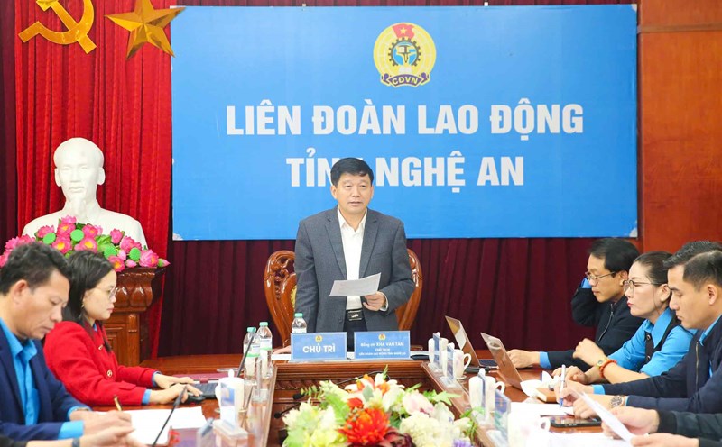 Mr. Kha Van Tam - Chairman of Nghe An Provincial Labor Federation chaired the Standing Committee Conference, 16th session, 2023 - 2028. Photo: Duy Chuong