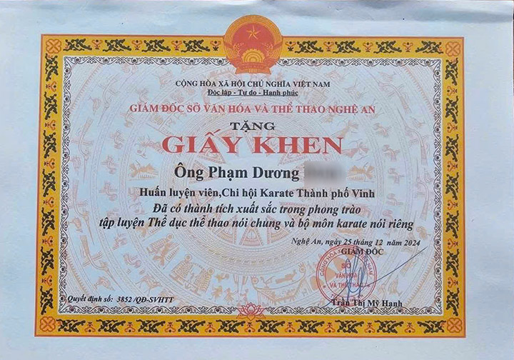 Một giấy khen có dấu hiệu bị làm giả. Ảnh: Quang Đại