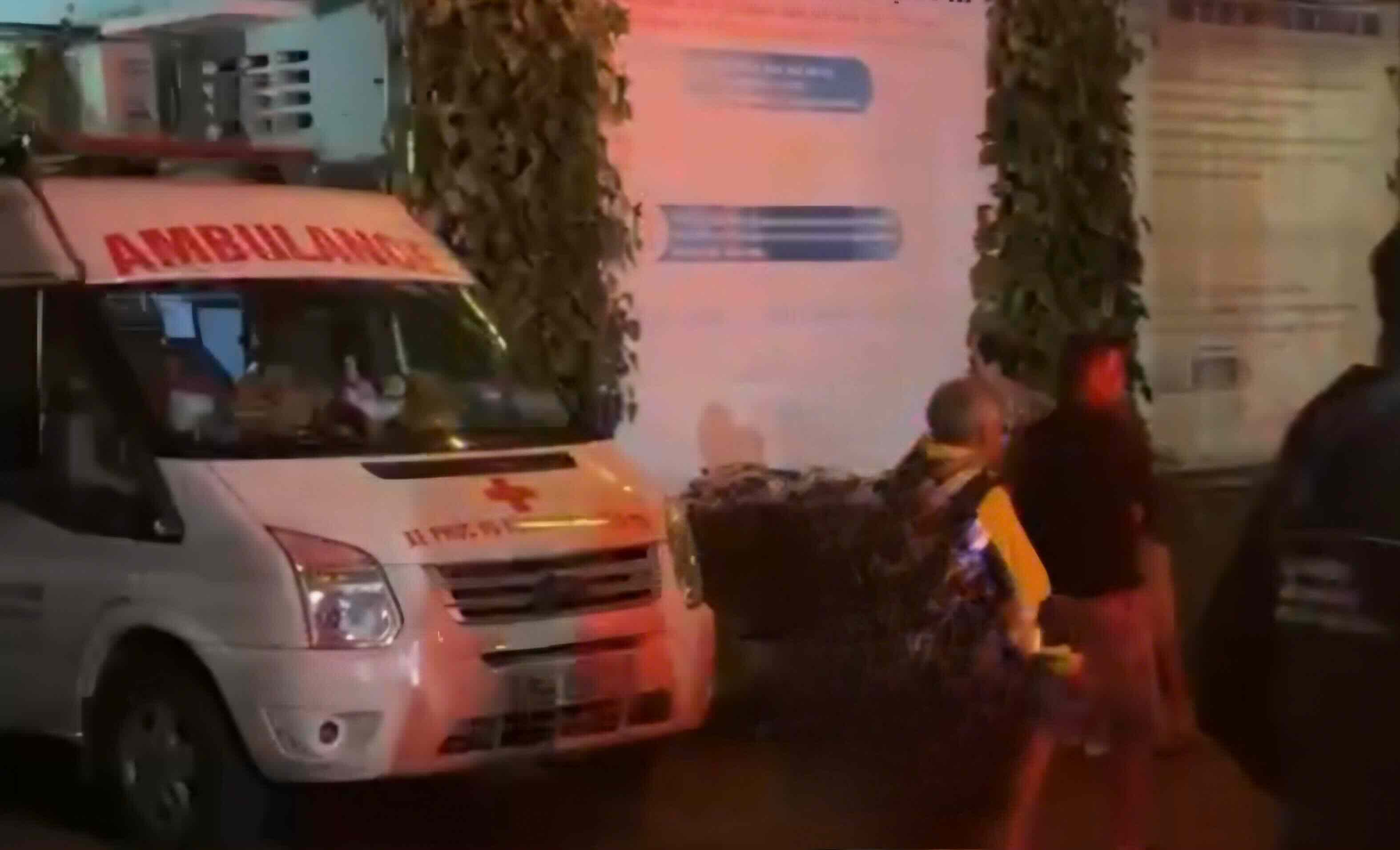 The Hue 0 VND team brought the body of the accident victim back to arrange the funeral. Photo: Nhat Hoang.