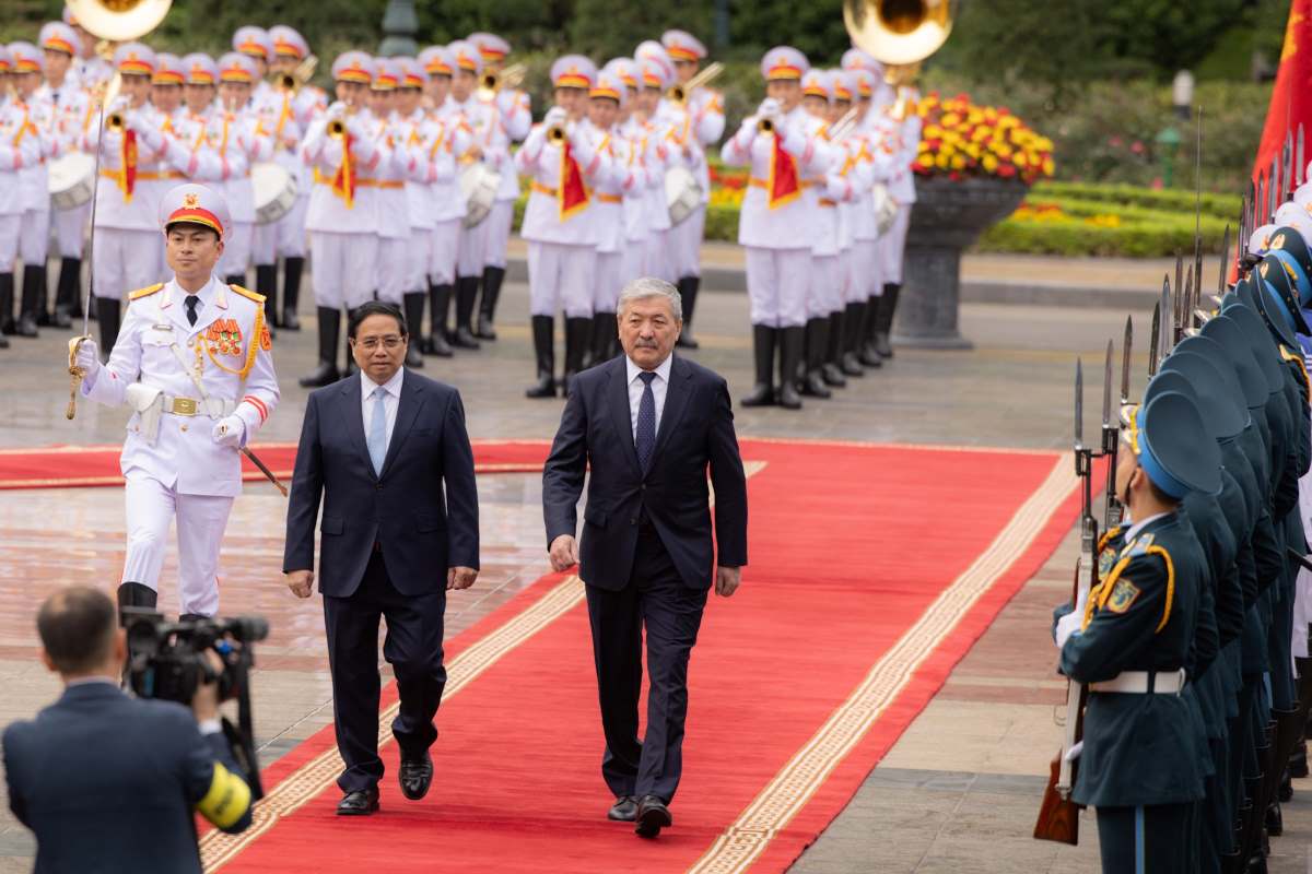 Politburo member and Prime Minister Pham Minh Chinh presided over the welcoming ceremony for Kyrgyzstan Prime Minister Adylbek Kasymaliev. Photo: Hai Nguyen