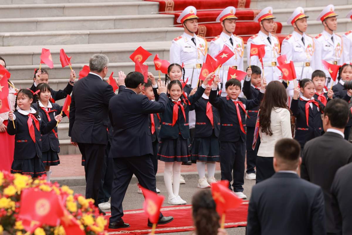 Ủy viên Bộ Chính trị, Thủ tướng Chính phủ Phạm Minh Chính chủ trì lễ đón Thủ tướng Kyrgyzstan Adylbek Kasimalyev. Ảnh: Hải Nguyễn