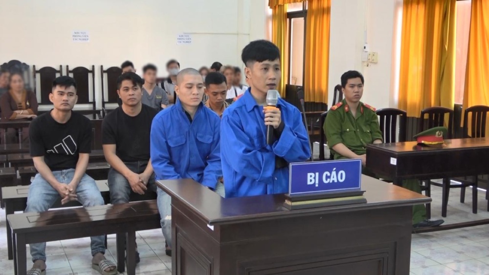 The two groups got into a fight over controversy over hotel room prices. Photo: Van Vu