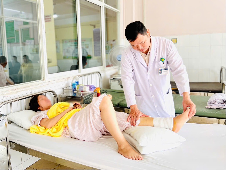 The patient was examined by a doctor after surgery. Photo: BVCC