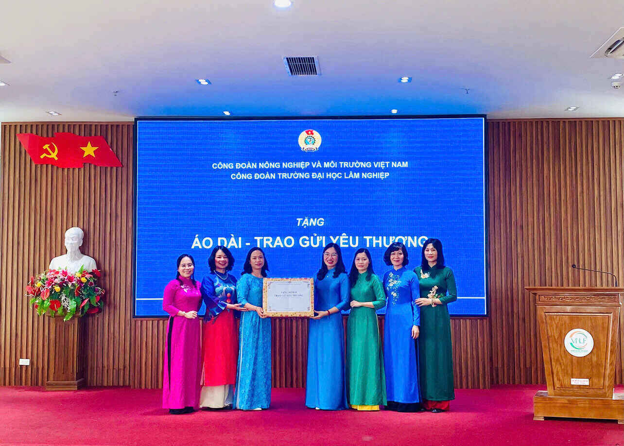 The Vietnam Agricultural and Environment Trade Union presented Ao Dai in the program "Giving Ao Dai, Sending Love, Preserving Traditional Beauty for the 3rd Year". Photo: Hoang Long