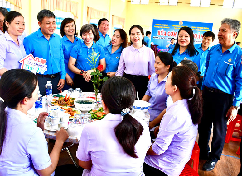 Tiếp tục đẩy mạnh các hoạt động chăm lo người lao động. Trong ảnh là Bữa cơm Công đoàn do Công đoàn Viên chức Bình Định tổ chức năm 2024. Ảnh: Xuân Nhàn.