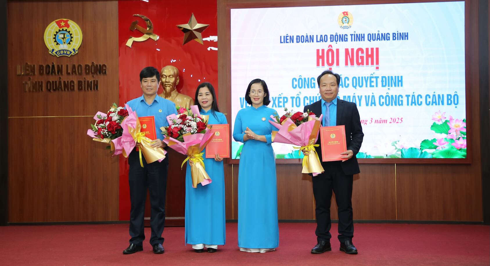 The Department of Legal Policy and Labor Relations and the Department of Propaganda and Women's Affairs were merged, becoming the Provincial Federation of Labor's Professional Department. Photo: Cong Sang