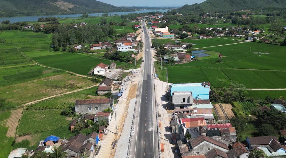 Day cung la doan tuyen vua duoc dau tu nang cap, thuoc du an Tang cuong ket noi giao thong khu vuc Tay Nguyen (con goi la du an Nang cap QL19) do Ban Quan ly du an 2 thuoc Bo Giao thong Van tai (nay la Bo Xay dung) lam chu dau tu. Du an co tong chieu dai tuyen hon 143km (tinh Binh Dinh 17km, tinh Gia Lai hon 126km), voi muc dau tu hon 3.650 ti dong. Hien du an dang trong giai doan hoan thien de ban giao. Anh: Hoai Luan