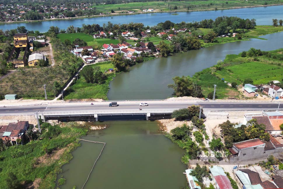 Theo ong Nam, day la nhung hu hong phat sinh do anh huong boi thoi tiet, khong qua nghiem trong va se duoc xu ly triet de truoc khi du an duoc ban giao. “Trong vong 1-2 nam toi, du an van trong giai doan bao hanh cua nha thau. Do do, khi phat sinh hu hong, phia nha thau co trach nhiem xu ly, sua chua kip thoi. Doi voi cac vi tri taluy duong xung yeu truoc day, cac don vi thi cong da tien hanh gia co va xu ly hoan tat”, ong Nam noi. Anh: Hoai Luan