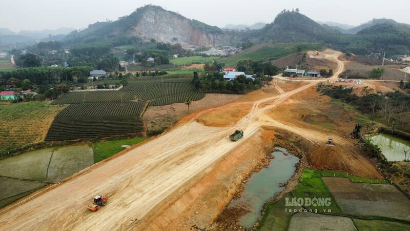 Tren toan tuyen, nhu cau dat dap khoang 10,7 trieu m3, trong do hon 8 trieu m3 khai thac tai du an. Anh: Lam Thanh