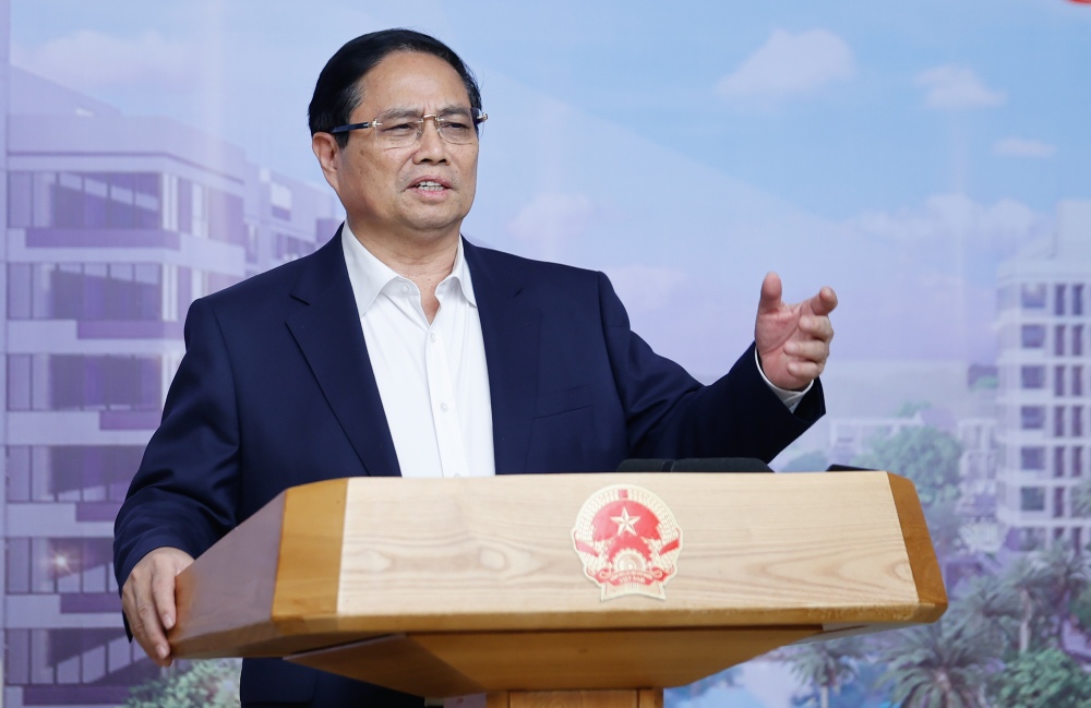 Politburo member and Prime Minister Pham Minh Chinh pointed out the groups of tasks and solutions for developing social housing. Photo: Nhat Bac