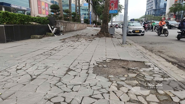 Vỉa hè tại đường Trần Duy Hưng bung tróc không đảm bảo an toàn cho người đi bộ. Ảnh: Minh Hạnh chụp 10h ngày 6.3.2025.
