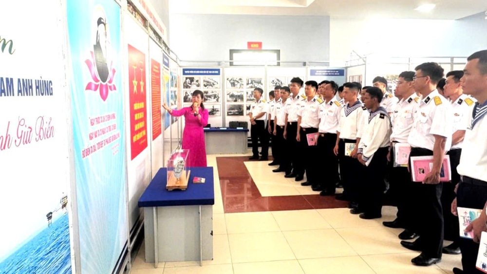 Delegates visit the Exhibition "Heroic Vietnam People's Navy - 70 years of journey to protect the sea". Photo: Naval Region 5 Command
