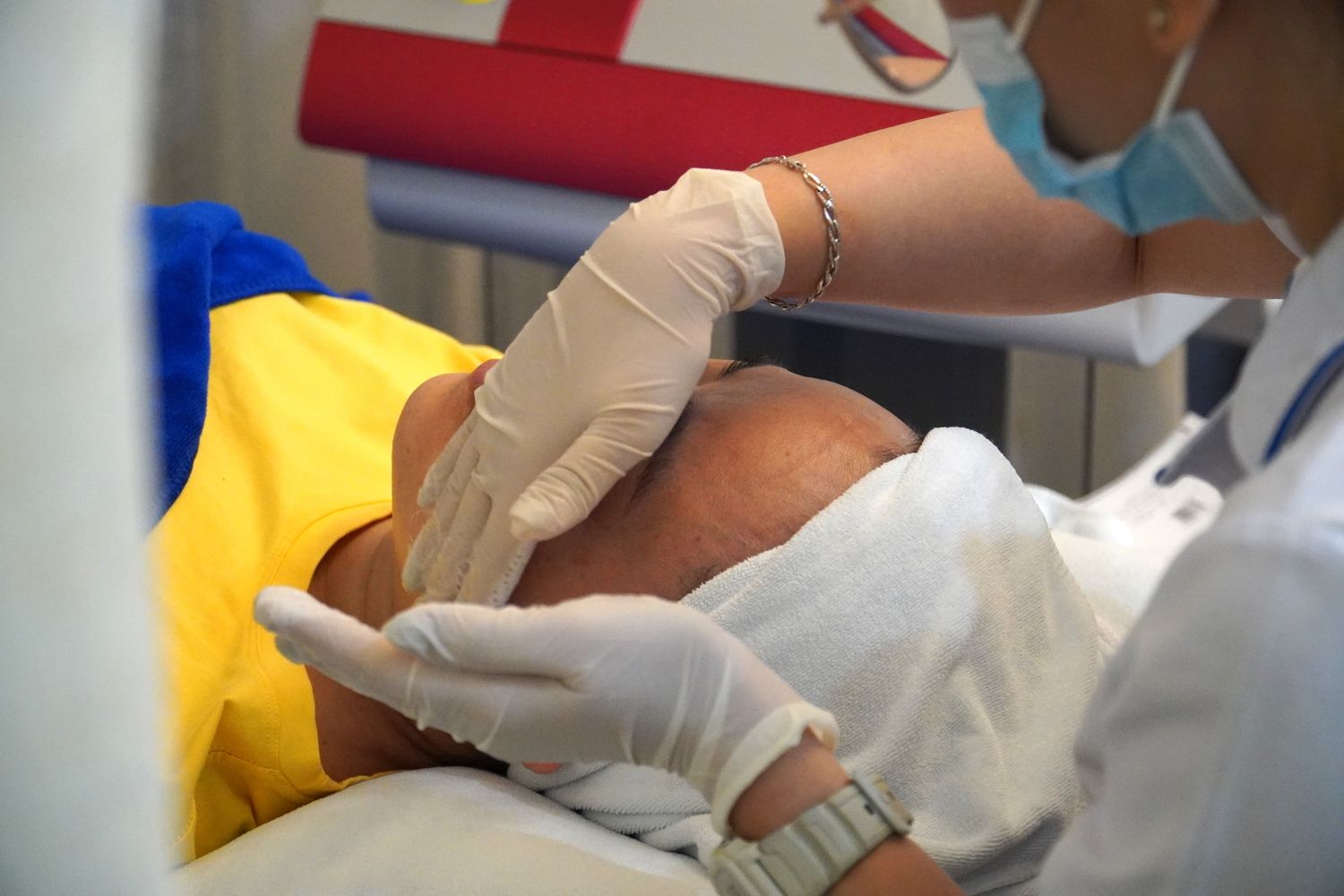 Women get free consultation and skin beauty on the occasion of March 8.