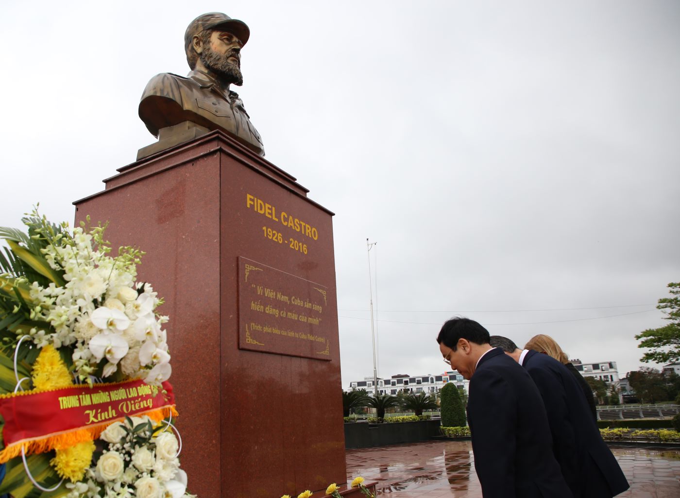 Doan dai bieu cap cao Trung tam Nhung nguoi lao dong Cuba dang hoa truoc tuong dai o Cong vien Fidel. Anh: Hung Tho