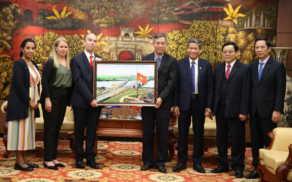 Leaders of the Vietnam General Confederation of Labor and leaders of Quang Tri province (right photo) presented gifts to the high-ranking delegation of the Cuban Workers' Center. Photo: Hung Tho