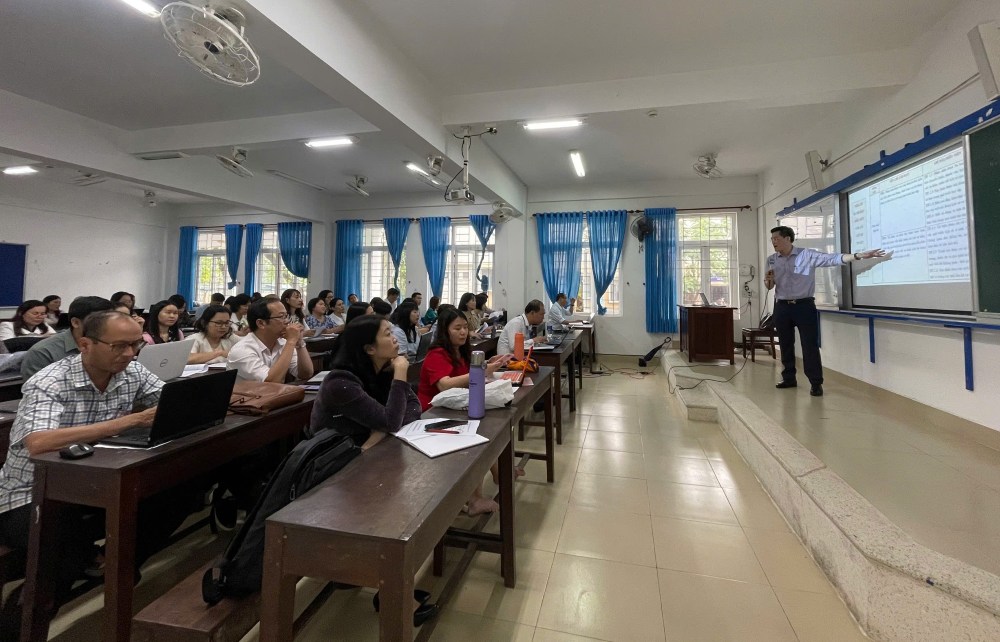 Experts impart knowledge on building exam questions and exam questions to assess students' abilities to teachers. Photo: Mai Lan.