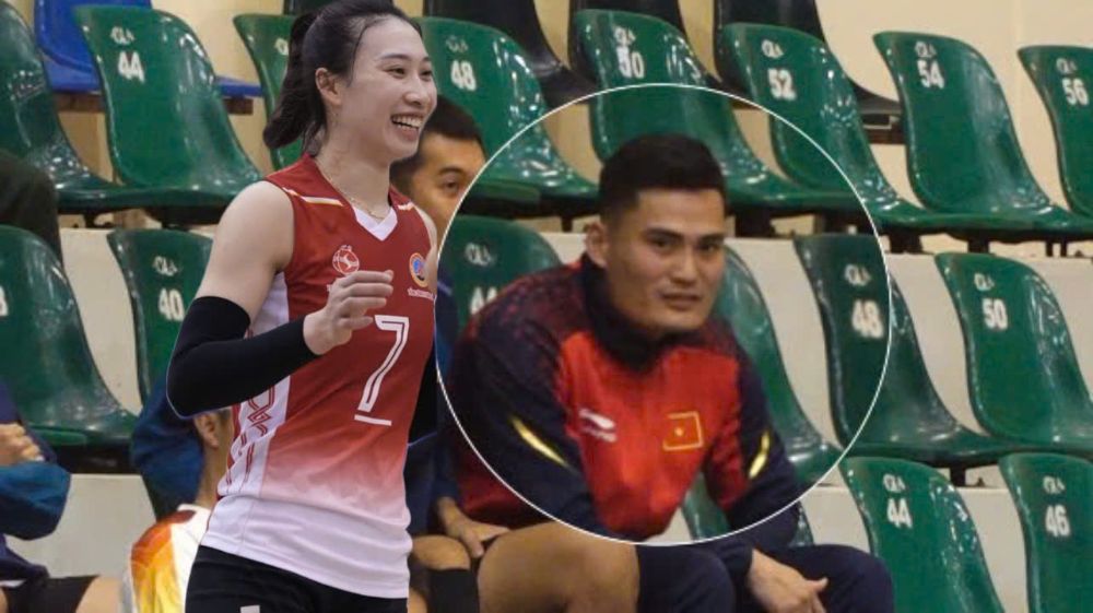 Quach Cong Lich cheers on Nguyet Anh at the Hoa Lu - Binh Dien Cup 2025 volleyball tournament.