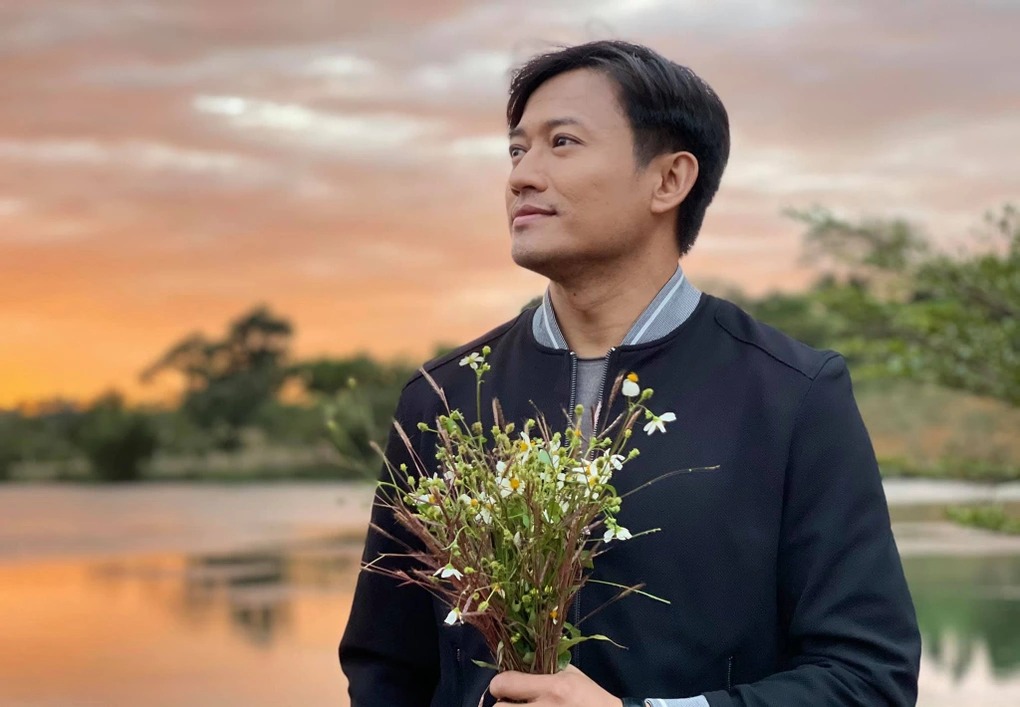 Meritorious Artist Quy Binh. Photo: Film crew.