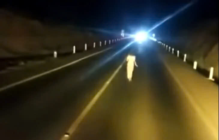 The image in the video circulating on social media about a woman walking on the highway at night has been happening for a long time. Photo cut from video