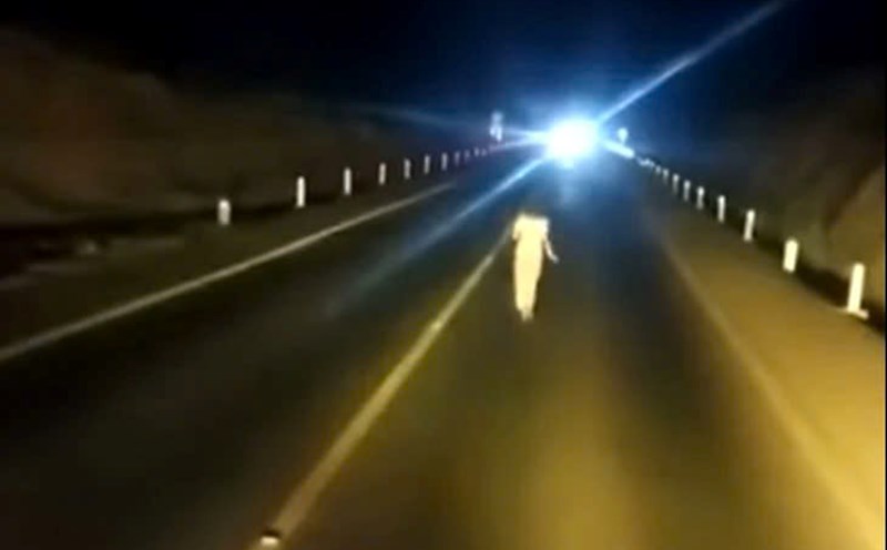 The image in the video circulating on social media about a woman walking on the highway at night has been happening for a long time. Photo cut from video