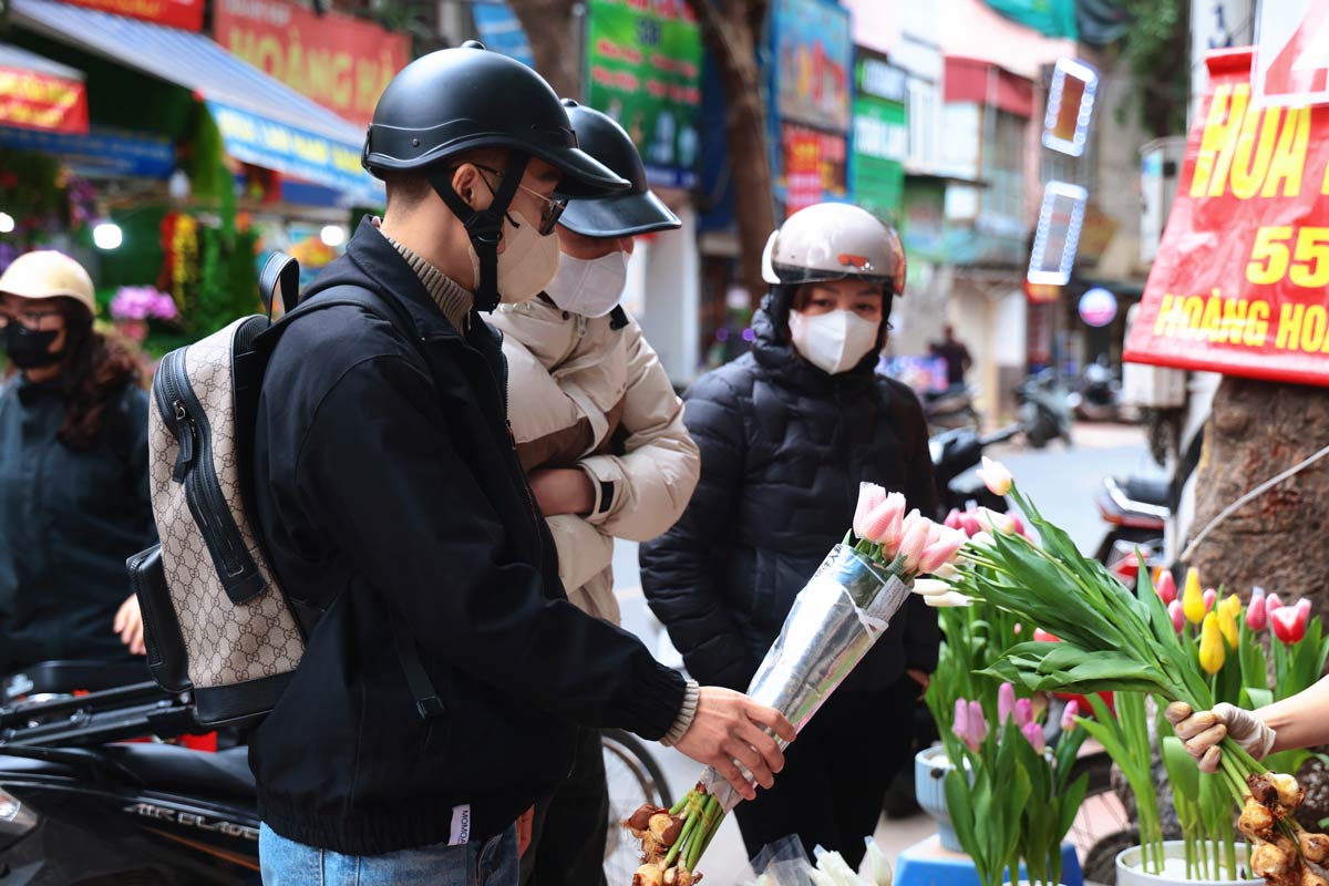 “Minh thay hoa tulip rat dep nen cung muon danh tang no cho co giao cua minh. Nam ngoai minh mua bo thi de khong duoc lau, nam nay hy vong mua cay thi se giu hoa tuoi lau hon“, anh Luc Binh Tan (Thanh Xuan, Ha Noi) chia se.