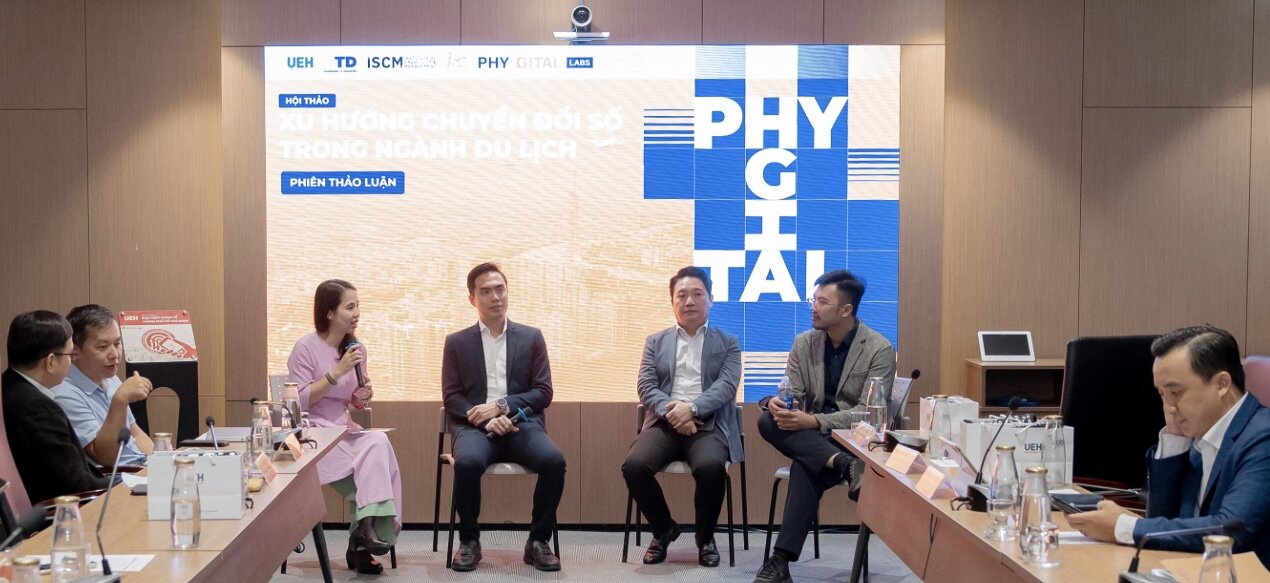 Các chuyên gia trao đổi cùng lãnh đạo Sở Du lịch TPHCM về các giải pháp công nghệ số. Ảnh: Ngọc Anh