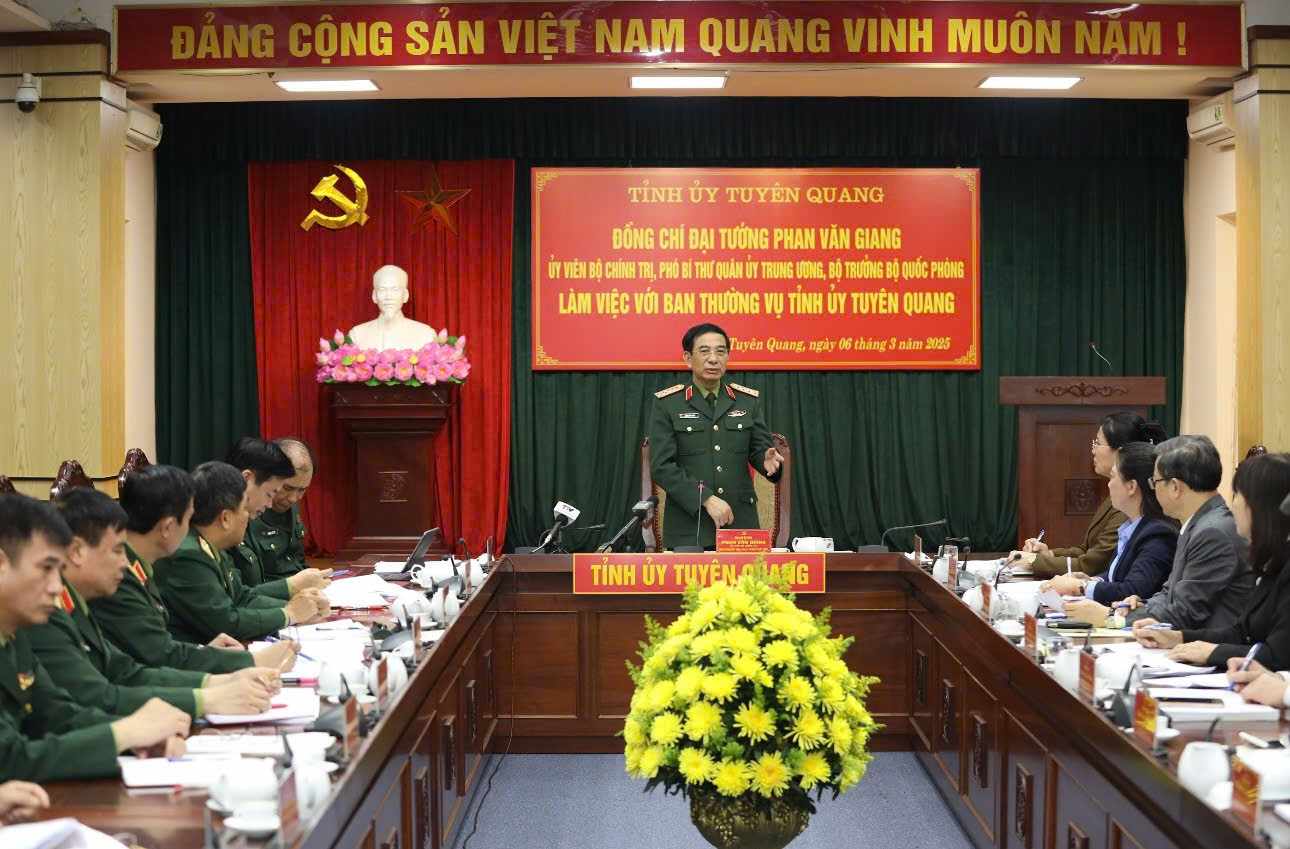 Đại tướng Phan Văn Giang thăm và làm việc tại tỉnh Tuyên Quang. Ảnh: Việt Bắc