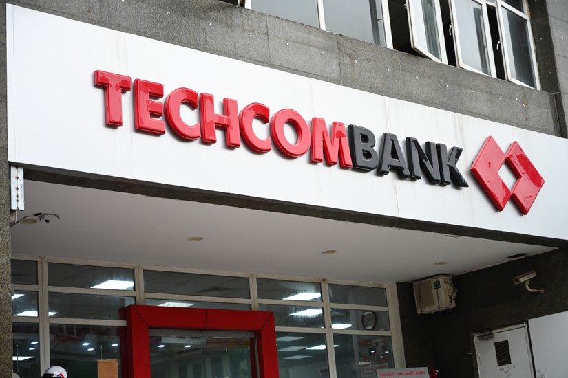 Techcombank stops supporting magnetic cards, converting to free chip cards. Photo: TCB.