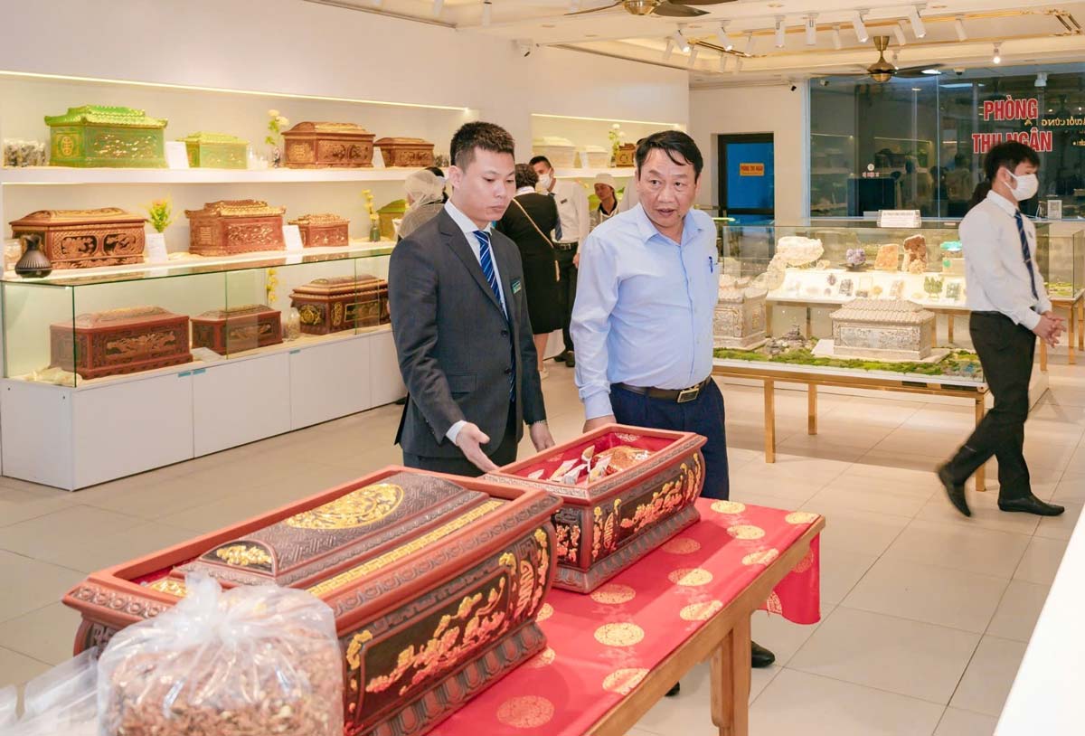 Lãnh đạo UBND TP Nam Định kiểm tra thực tế tại Công ty Thanh Bình. Ảnh: Văn Đức