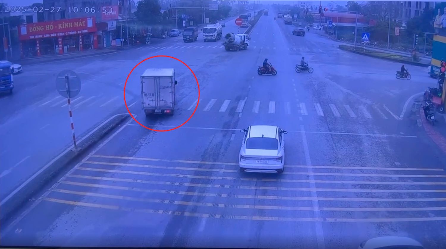 Image of a truck driver with license plate 18C - 124.06 running a red light recorded by a traffic surveillance camera. Photo: Traffic Police Department - Thai Binh Provincial Police