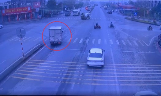 Hình ảnh tài xế xe ôtô tải mang biển kiểm soát 18C - 124.06 vượt đèn đỏ được camera giám sát giao thông ghi lại. Ảnh: Phòng Cảnh sát giao thông - Công an tỉnh Thái Bình