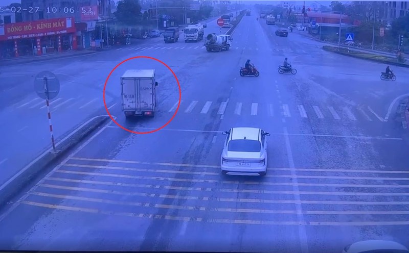 Image of a truck driver with license plate 18C - 124.06 running a red light recorded by a traffic surveillance camera. Photo: Traffic Police Department - Thai Binh Provincial Police
