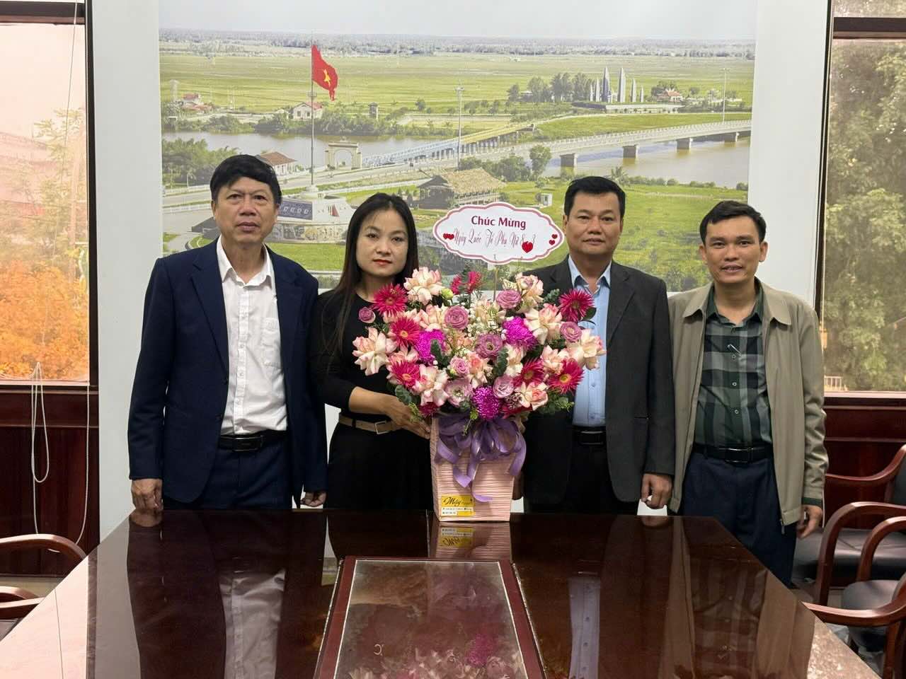 The leaders of the Department of Science and Technology presented flowers to the only female employee present at the agency at 6:35 a.m. on March 6, then proposed that the provincial leaders stop appointing the position of Director of the Digital Transformation Center under this Department due to violating regulations on working hours. Photo: Han Nguyen