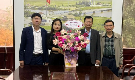 Lãnh đạo Sở KHCN tặng hoa cho người lao động nữ duy nhất có mặt ở cơ quan lúc 7h35 ngày 6.3, sau đó đề nghị lãnh đạo tỉnh dừng bổ nhiệm chức danh Giám đốc Trung tâm Chuyển đổi số thuộc Sở này do vi phạm quy định về giờ hành chính. Ảnh: Hàn Nguyên