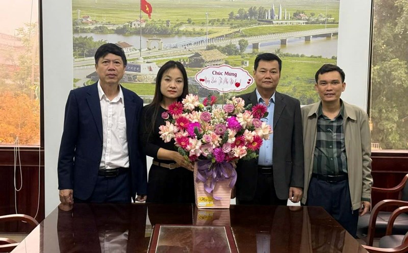 The leaders of the Department of Science and Technology presented flowers to the only female employee present at the agency at 6:35 a.m. on March 6, then proposed that the provincial leaders stop appointing the position of Director of the Digital Transformation Center under this Department due to violating regulations on working hours. Photo: Han Nguyen