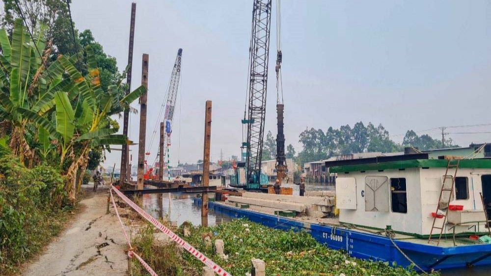 Nhà thầu thi công kè chống sạt lở khẩn cấp. Ảnh: Quang Liêm