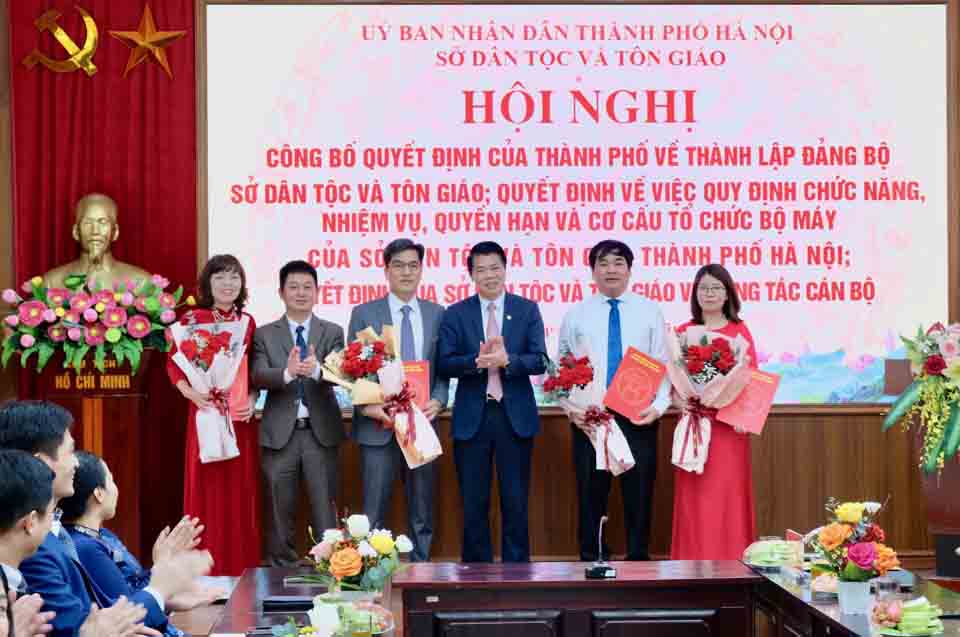 Leaders of the Hanoi Department of Ethnic Minorities and Religions presented flowers to congratulate the Department of Business Affairs 1. Photo: Tung Nguyen