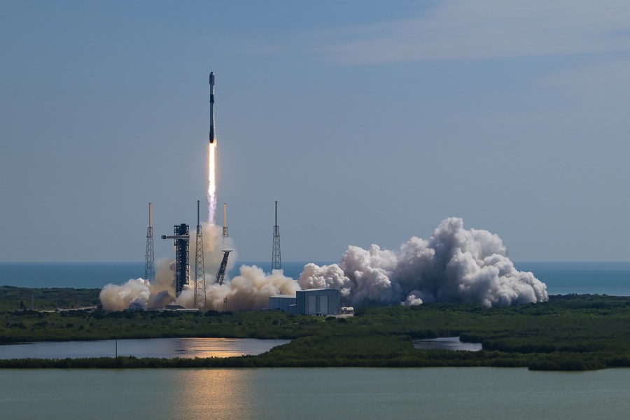 Concerns about Starlink's fate broke out after the US suspended aid to Ukraine on March 3. In the photo is a SpaceX rocket carrying 23 Starlink satellites launched into space. Photo: Xinhua