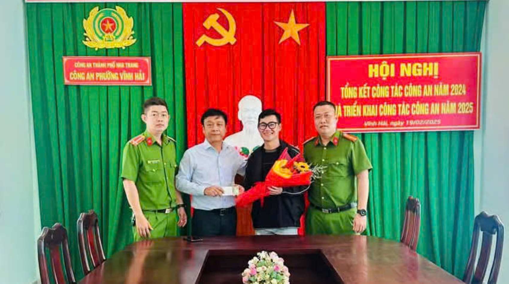 Vinh Hai Ward Police returned the money Mr. Tai picked up on the road to the person who dropped it. Photo: Vinh Hai